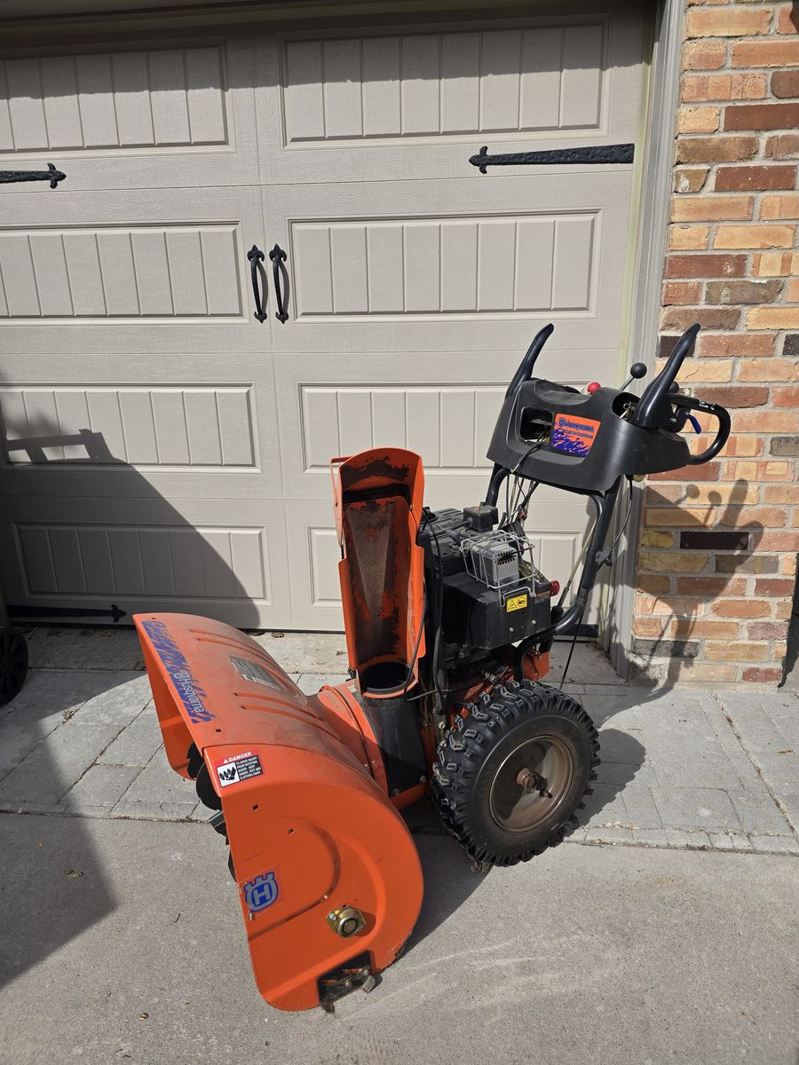 Snow blower: Husqvarna Model 10530 SBE