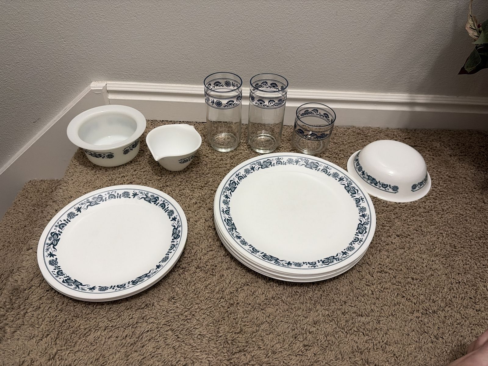 Corelle 17 Piece Old Town Blue Onion Dishware