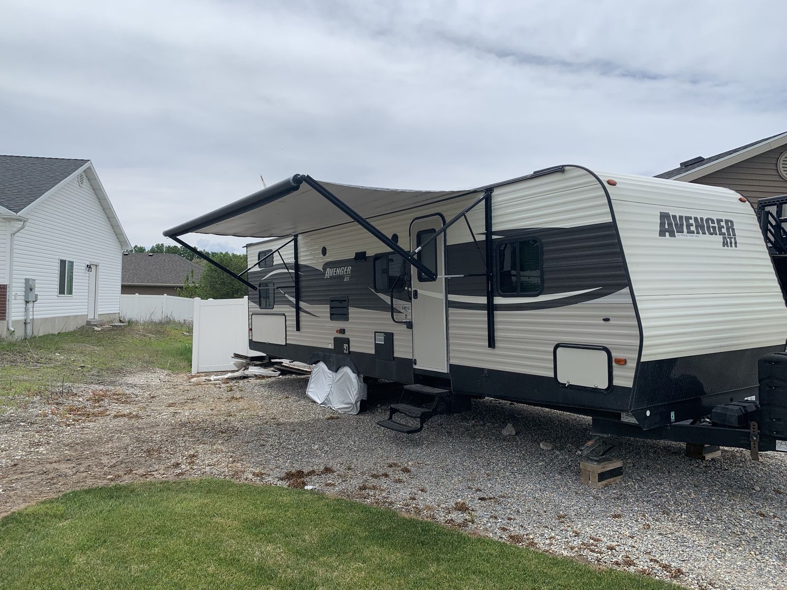 2017 Prime Time Avenger ATI Travel Trailer - Sleeps 8, Awning, Outdoor Kitchen/Shower, New Tires