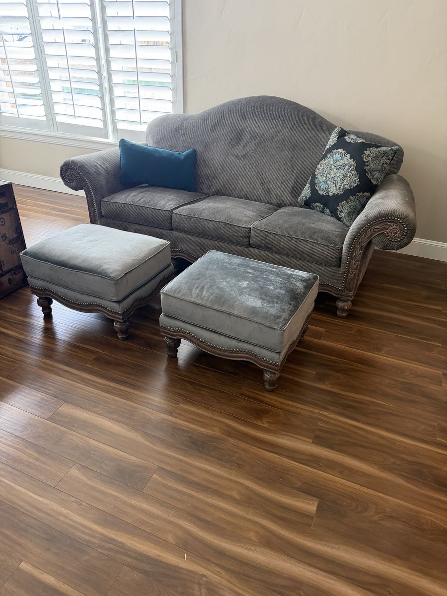 Living Room Couch w/ 2 Ottoman