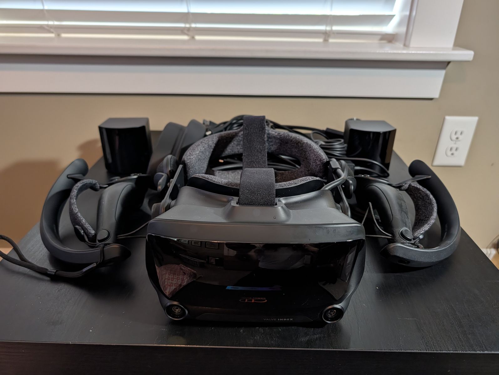 Complete Valve Index VR Kit w/ 2.0 Base Stations and Knuckle Controllers