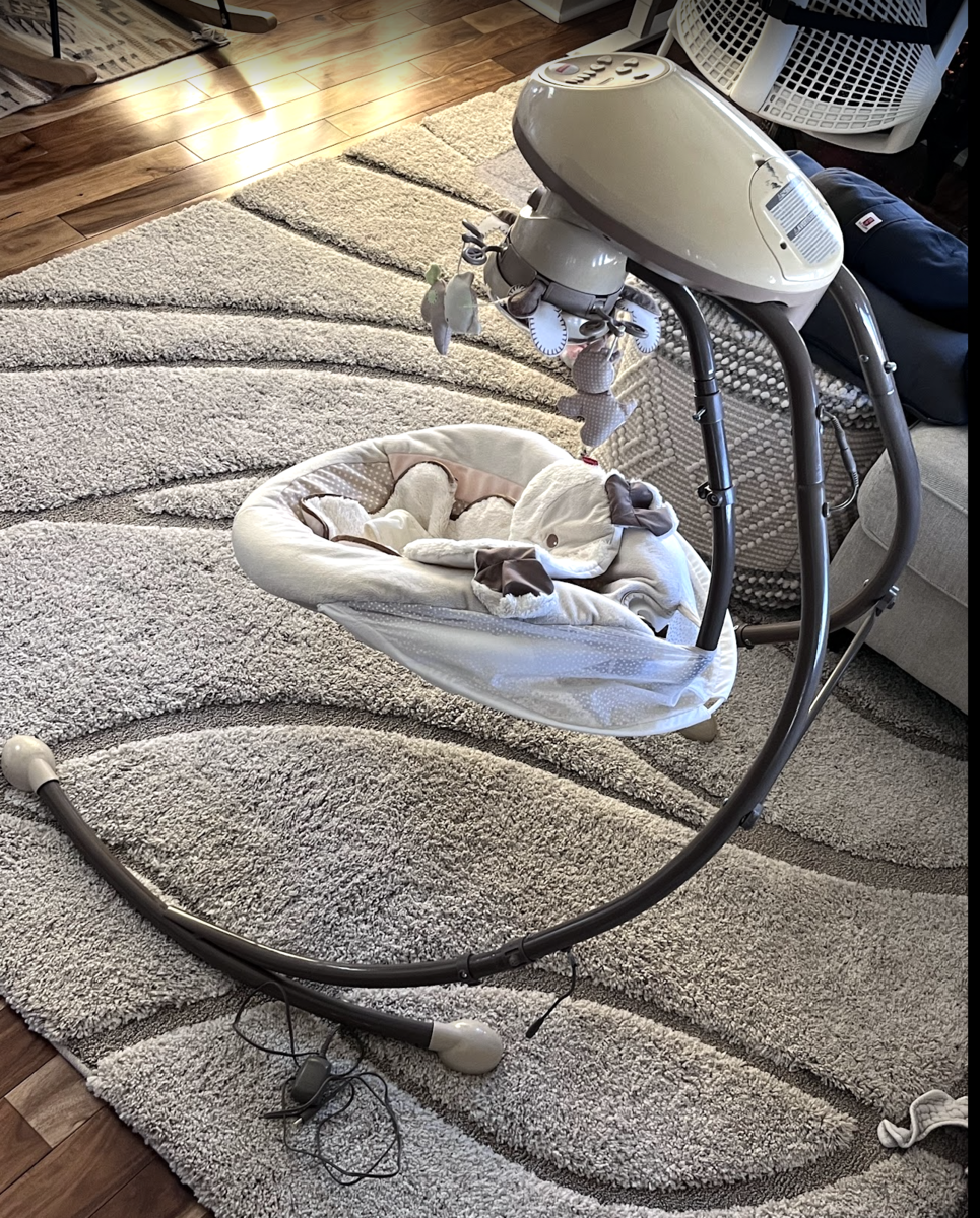 Baby Swing - Fisher Price - 2 directions, spinning mobile, music