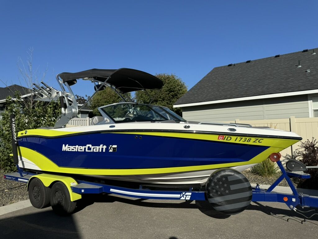2017 Mastercraft XT21 Wakesurf Boat