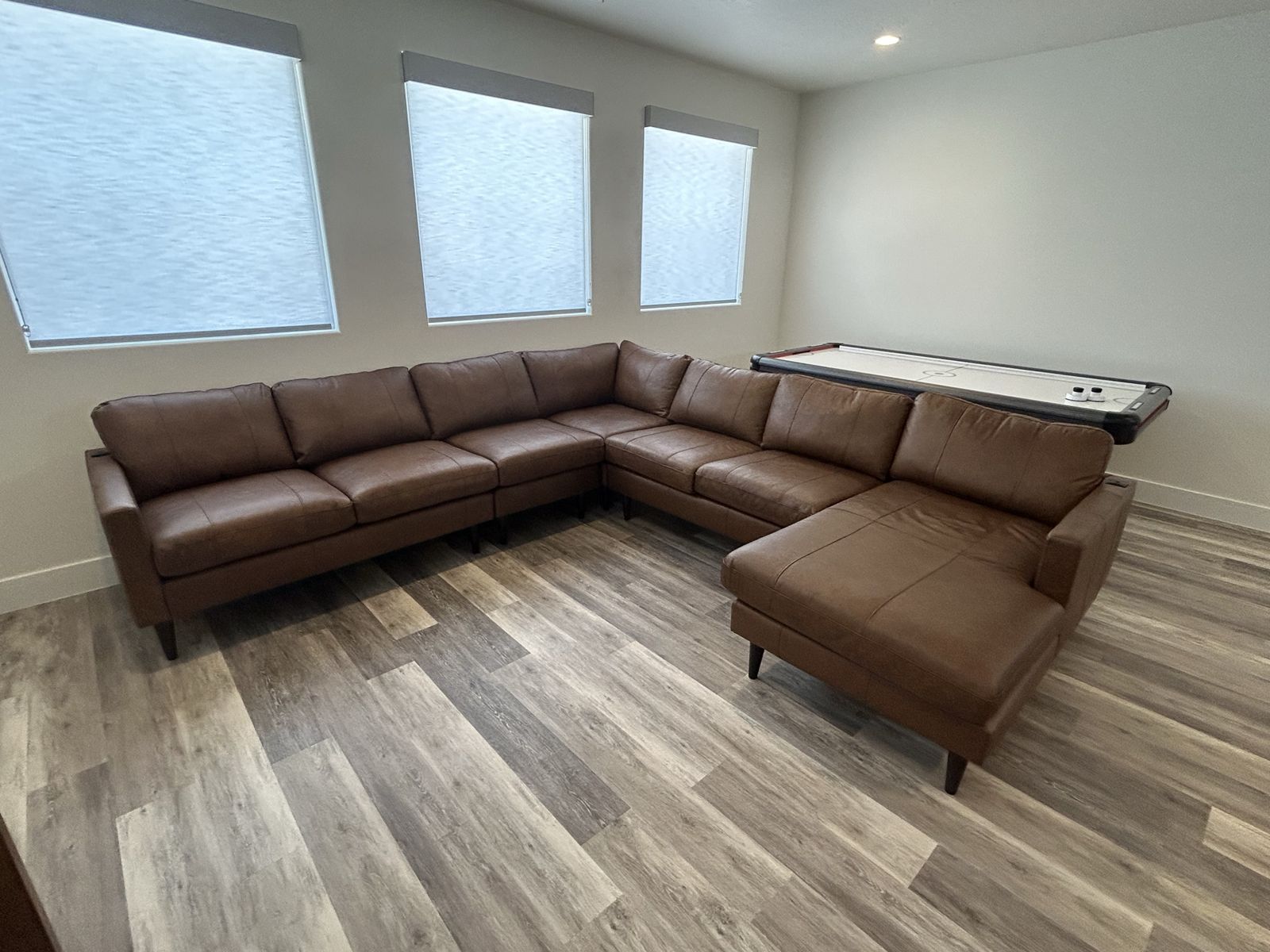 Large Brown Leather Sectional Sofa with Right-Hand Facing Chaise - Excellent Condition