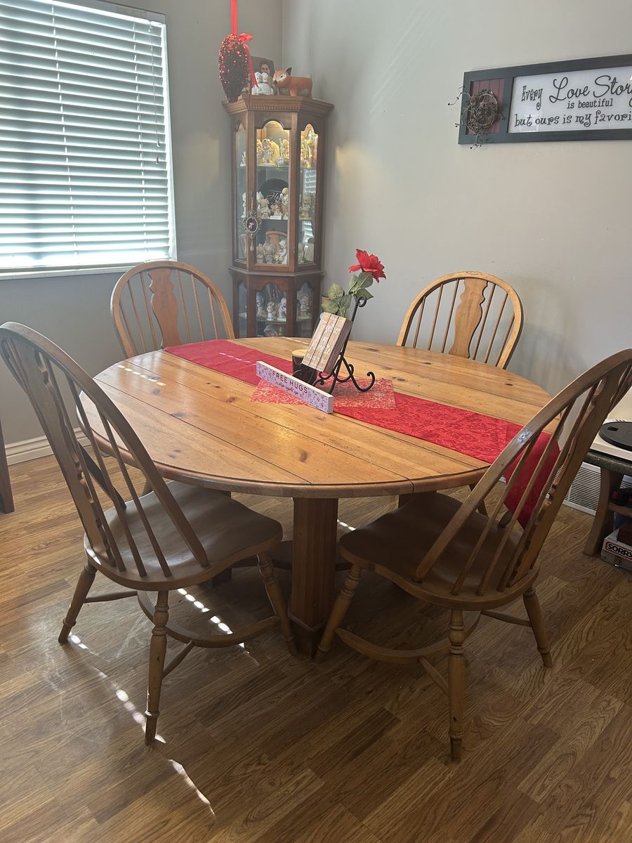 Solid wood Dining Room Table W/ 4 chairs