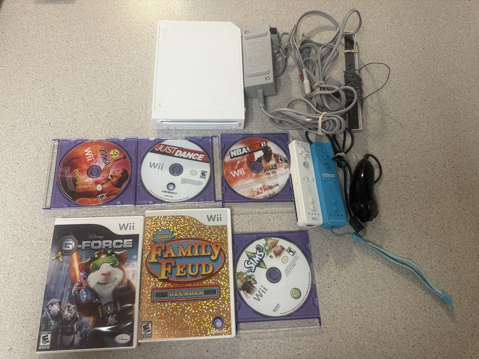 NINTENDO Wii with 6 games 2 remotes and hookups. works.
