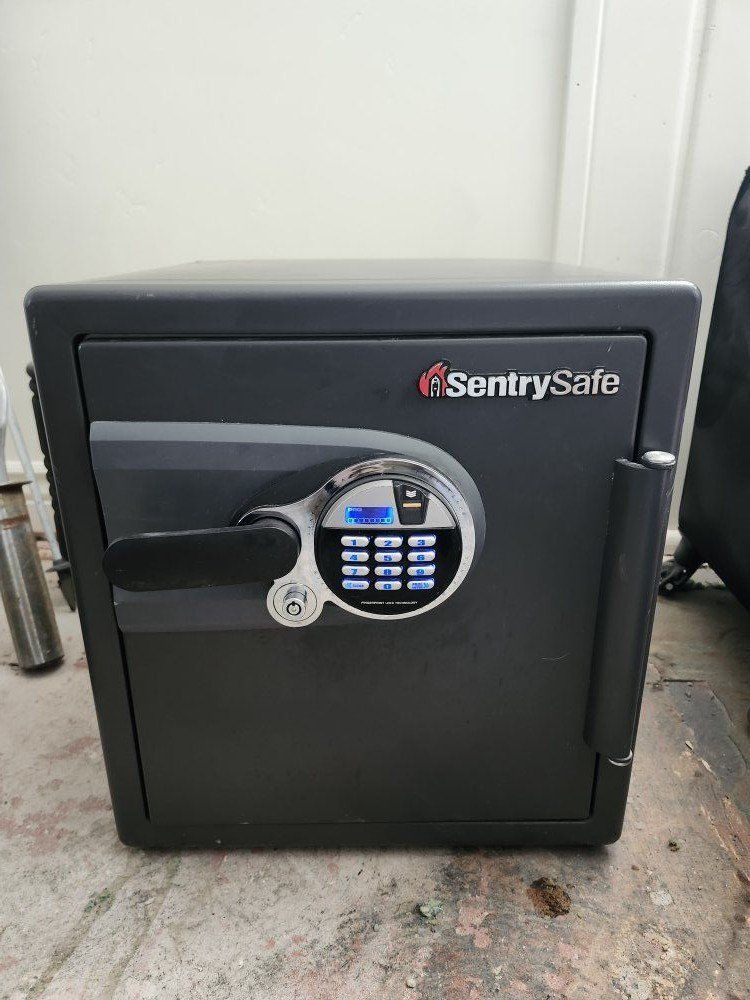 1.2 CF Sentry Safe