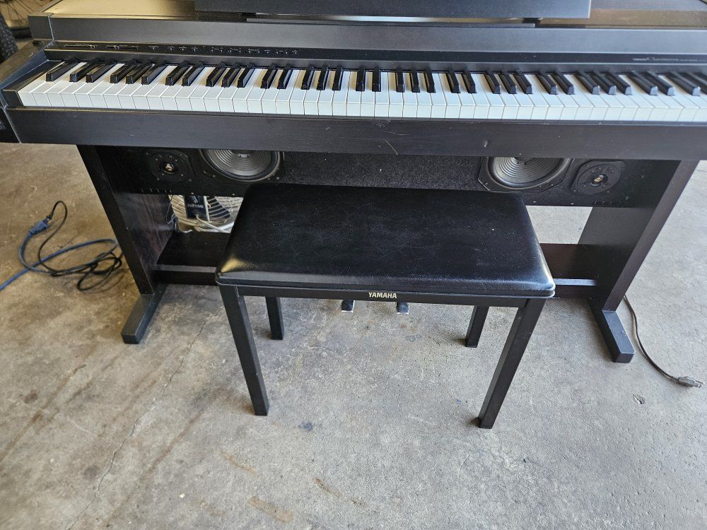 Yamaha Clavinova CLP-500 Digital Piano - Advanced Wave Memory, AWM, with Bench