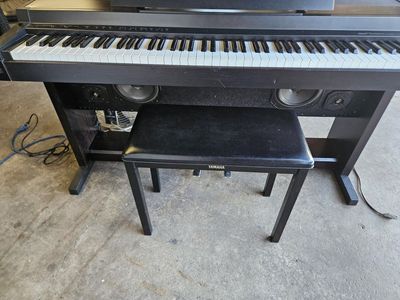 Yamaha Clavinova CLP-500 Digital Piano - Advanced Wave Memory, AWM, with Bench