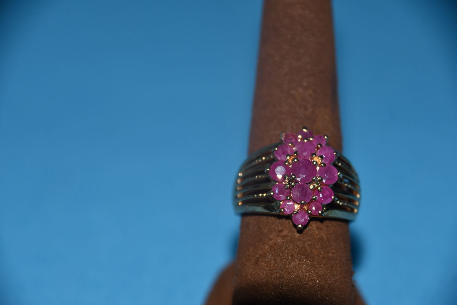 WOMEN'S RUBY CLUSTER RING ~ SIZE 7 ~ 18 KT OVR S/S 1.82 CTW RD RUBY CLUSTER RING ~ BEAUTIFUL!