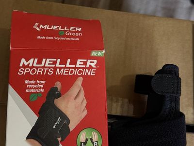 Mueller Green Reversible Thumb Stabilizer, One Size, Maximum Support for Sore/Injured Thumbs