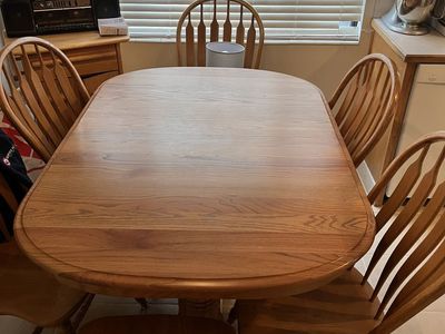 Solid Oak Dining table w/6 chairs and leaf