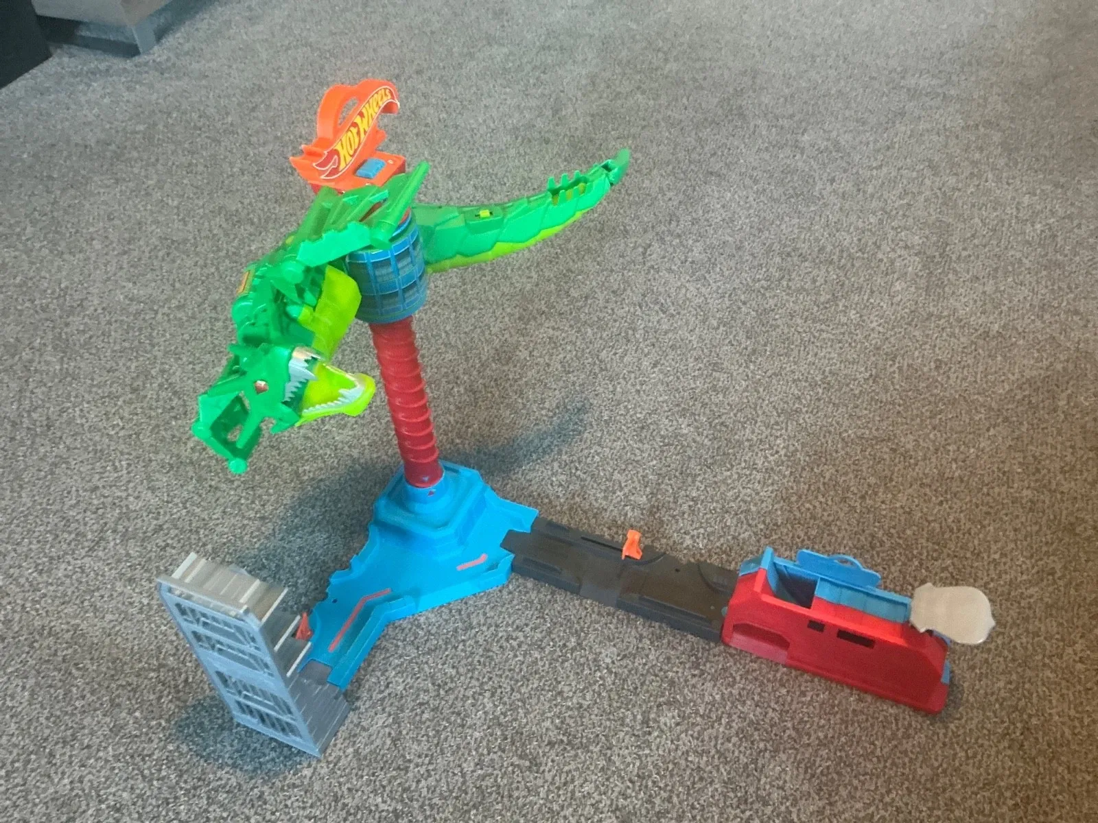 Hot Wheels City Air Attack Robo Dragon Play Set Motorized City (GJL13)