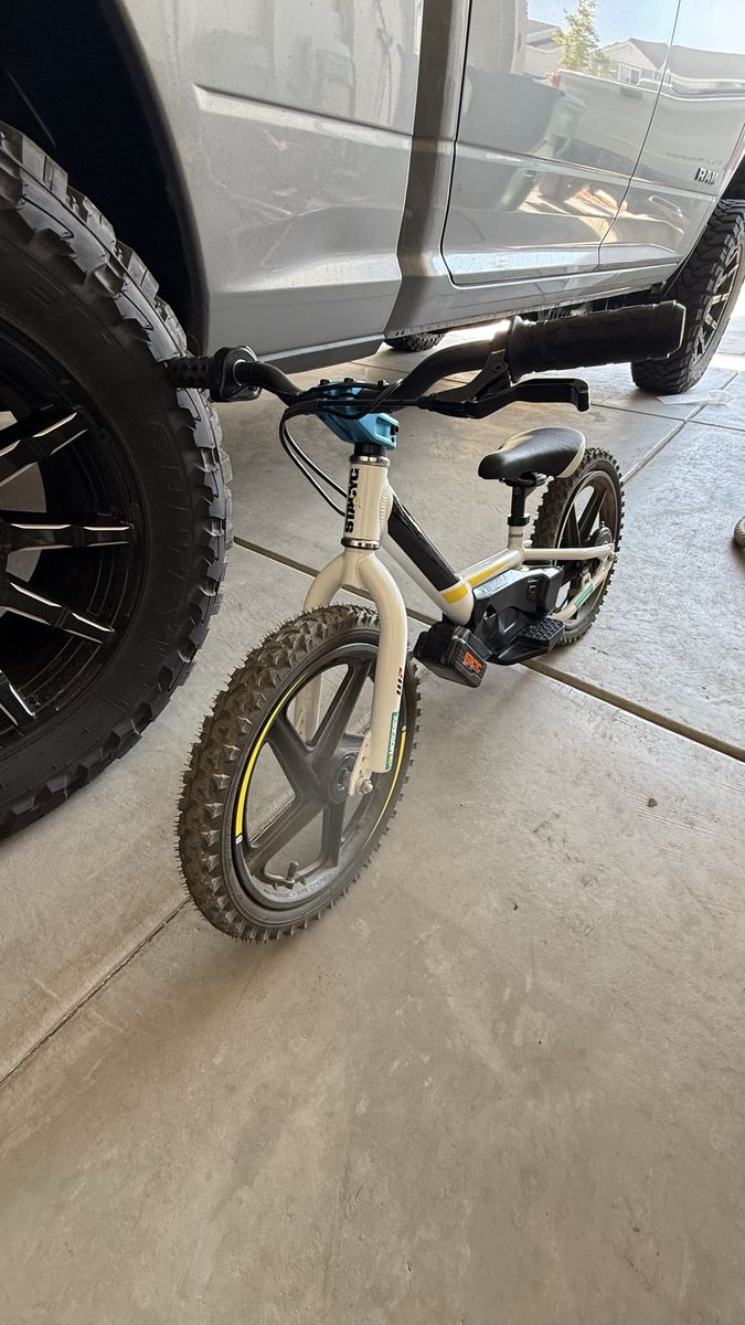 Husqvarna Factory Replica STACYC 16EDrive Kids E-Bike / Stability Cycle