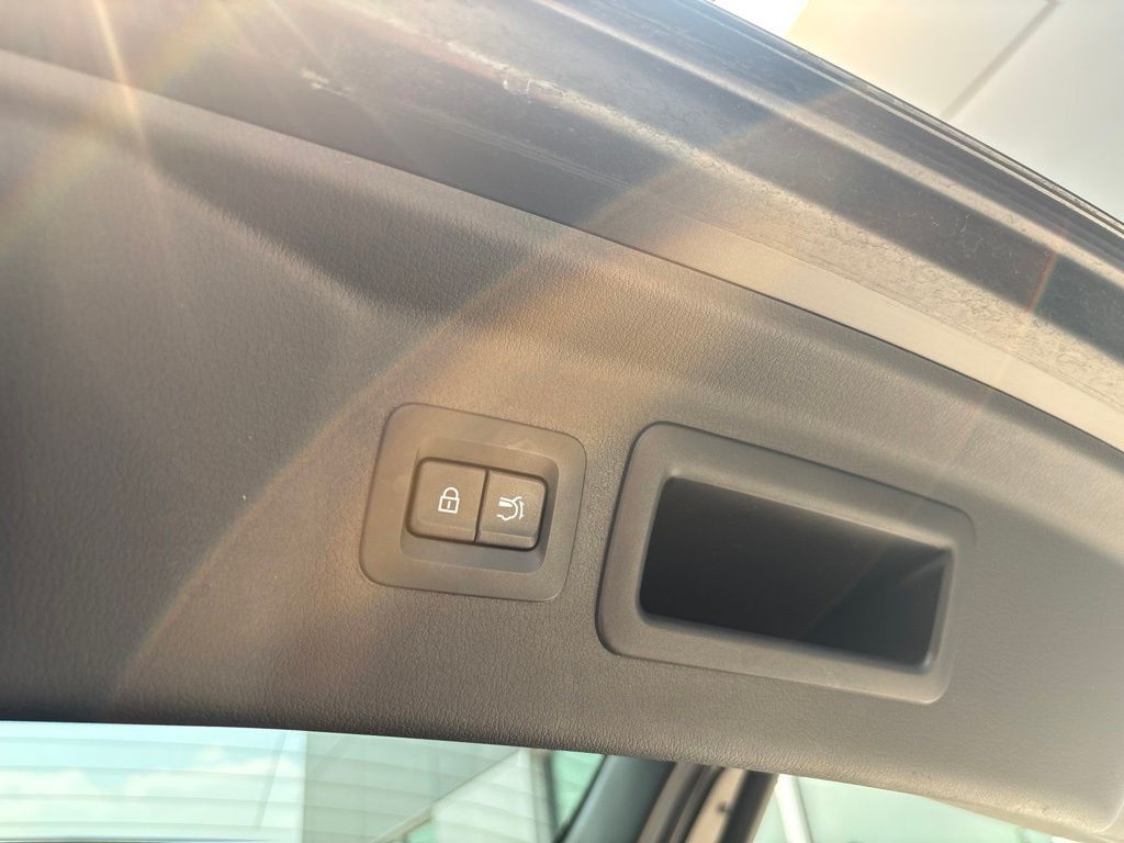 Main image 17