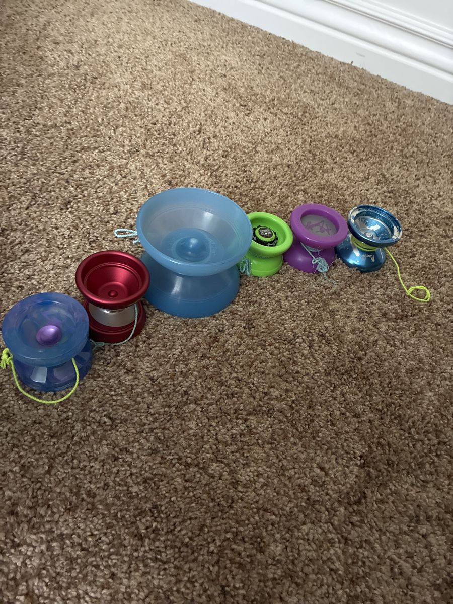 Mixed Lot of 6 Used Yoyos - Plastic and Metal Designs, Various Colors & Sizes