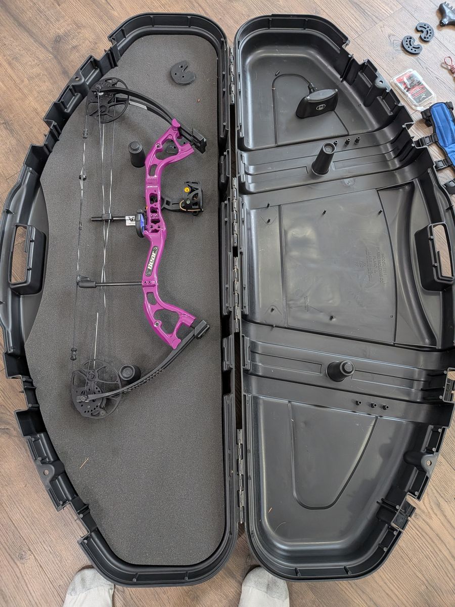 Bear Cruzer Lite Youth Compound Bow w/ Complete Setup w/ Case, Target & Accessories