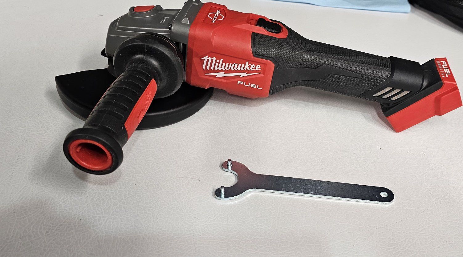Milwaukee M18    FUEL 4-1/2” - 6” Grinder