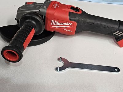 Milwaukee M18 FUEL 4-1/2” - 6” Grinder