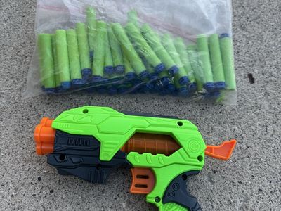 Toy Foam Dart Blaster with 30+ Green Foam Darts, Plastic, Green/Black/Orange