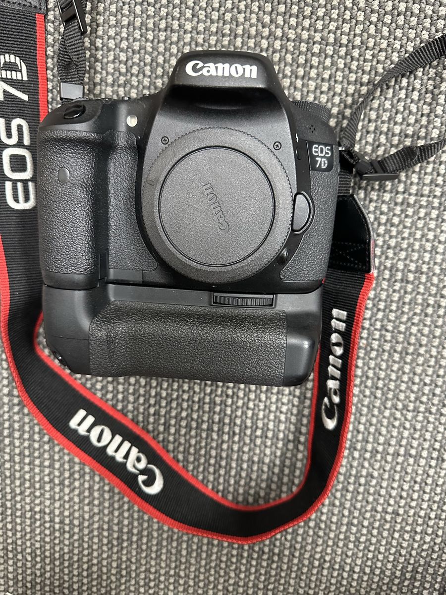 Canon EOS 7D DSLR Camera Body with Battery Grip and Strap - Excellent Condition
