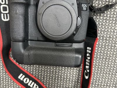 Canon EOS 7D DSLR Camera Body with Battery Grip and Strap - Excellent Condition