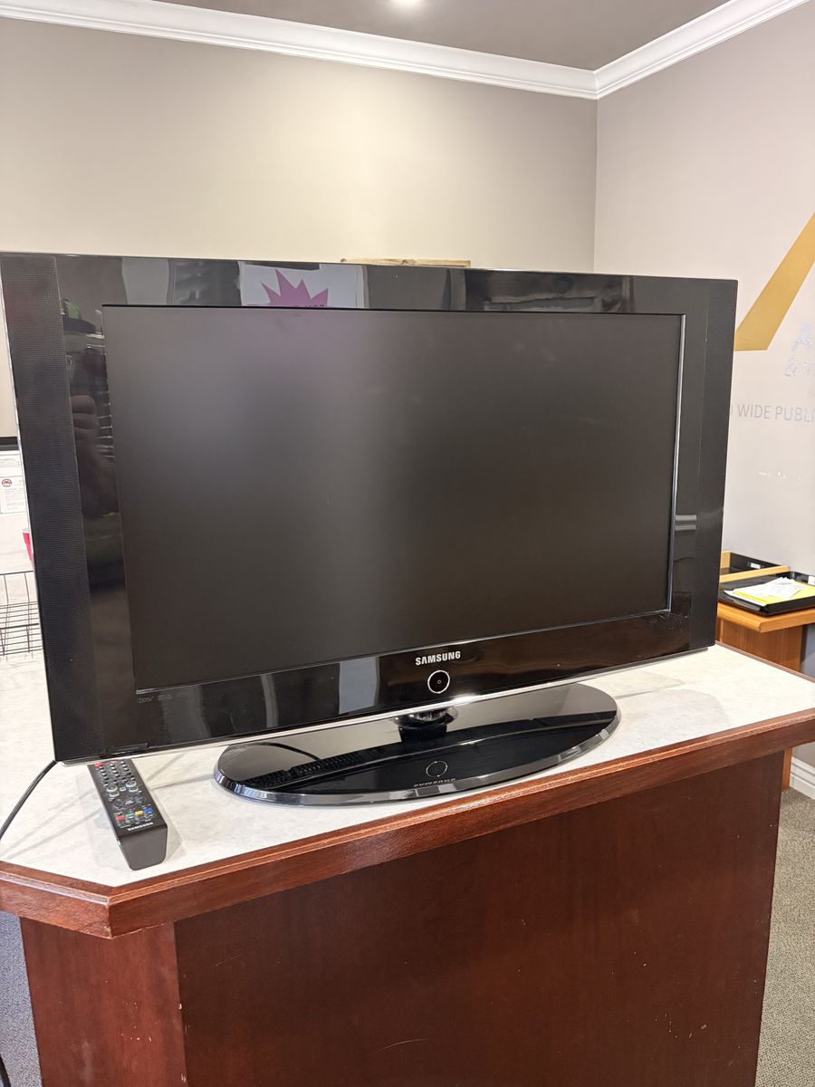 Samsung 32" flat screen TV