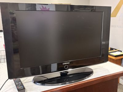 Samsung 32" flat screen TV