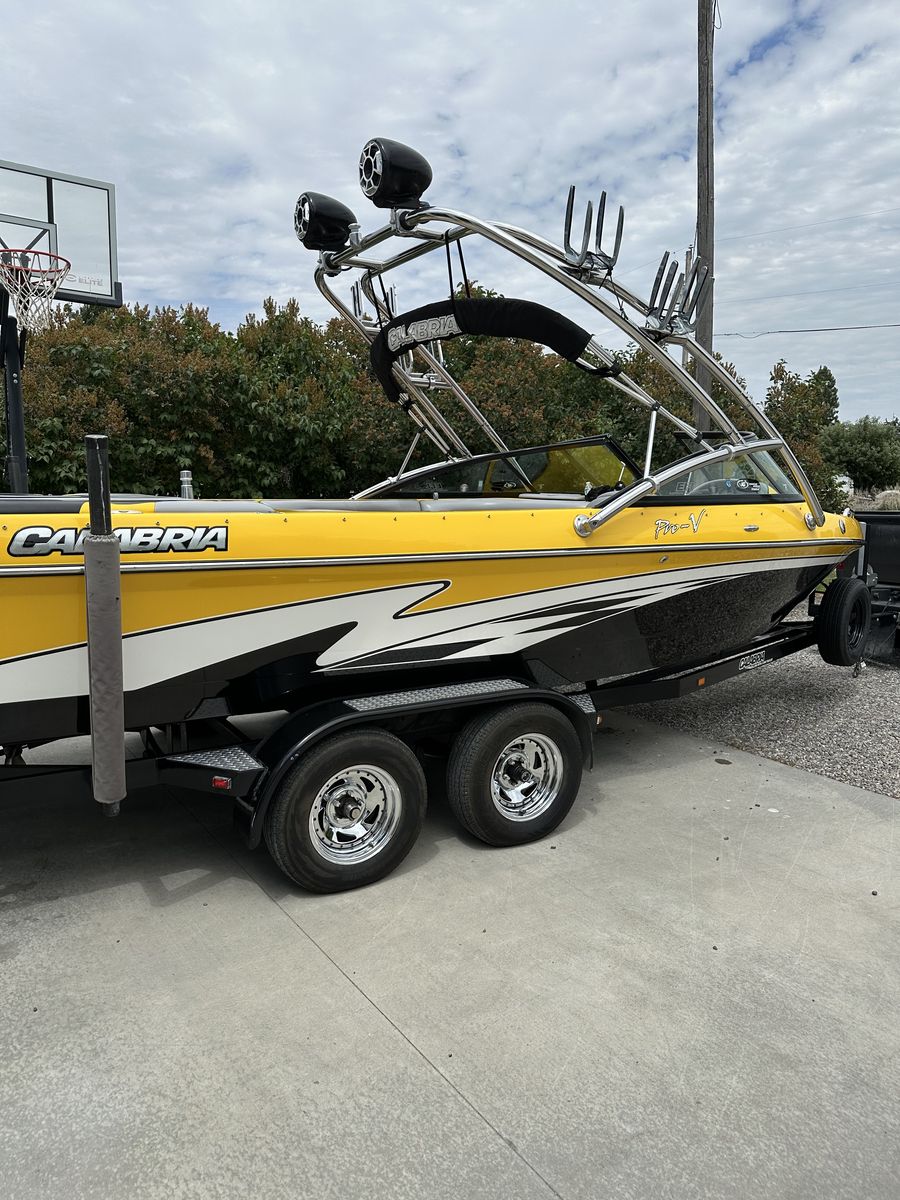 2006 Calabria Pro V Wakeboard / Surf Boat