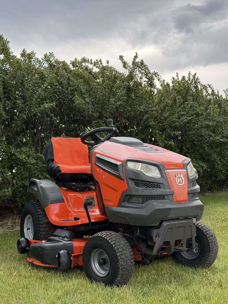 Husqvarna YTH22V46 Riding Lawn Mower