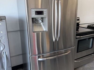 GE French Door Fridge With Ice And Water Dispencer