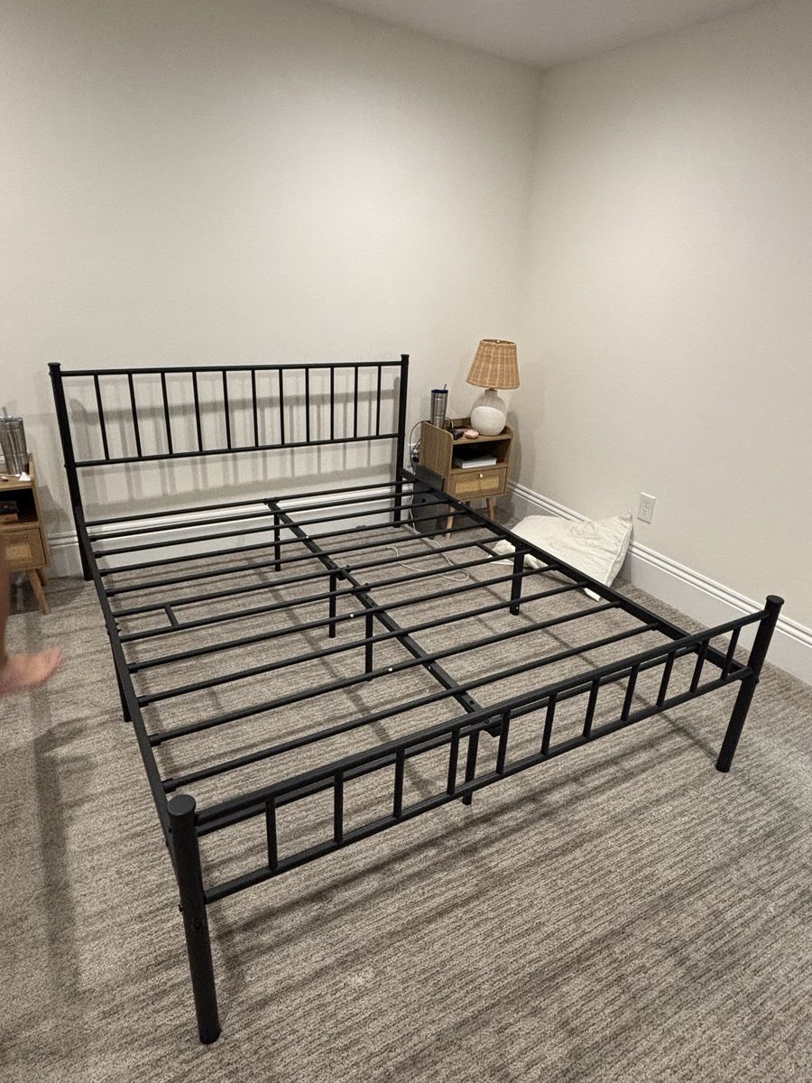 Queen size - Black metal platform bed frame