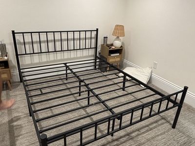 Queen size - Black metal platform bed frame