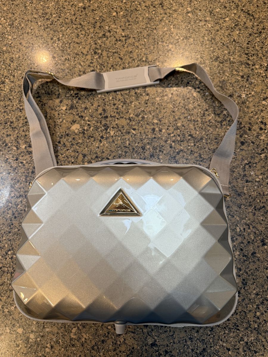 NEW TRIFORCE ELITE PERFORMANCE TRAVELWAE CARRY ON BEAUTY MAKEUP CASE BAG