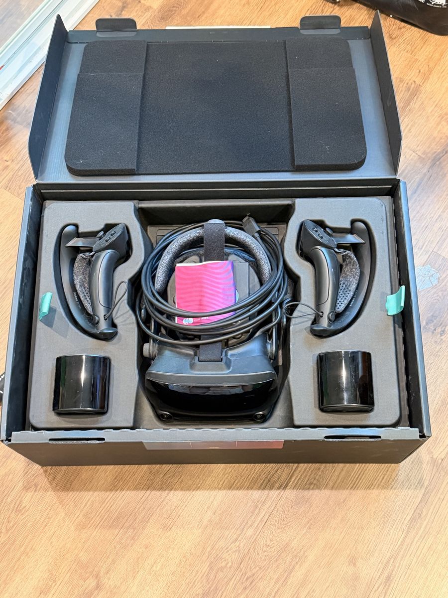 Valve Index VR Full Kit - Headset, Controllers, Base Stations - Excellent Condition