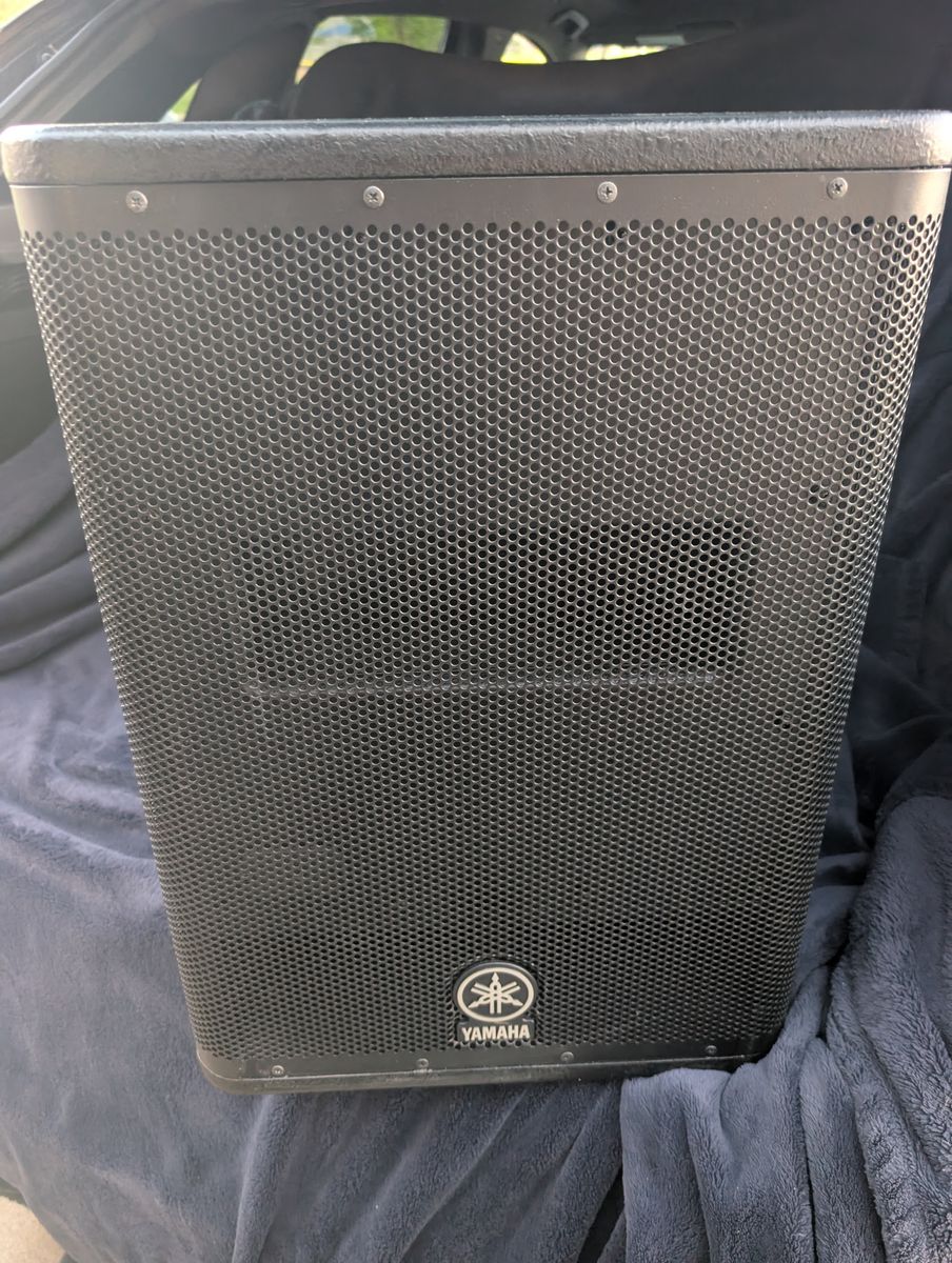 Yamaha DXS12 Powered Subwoofer
