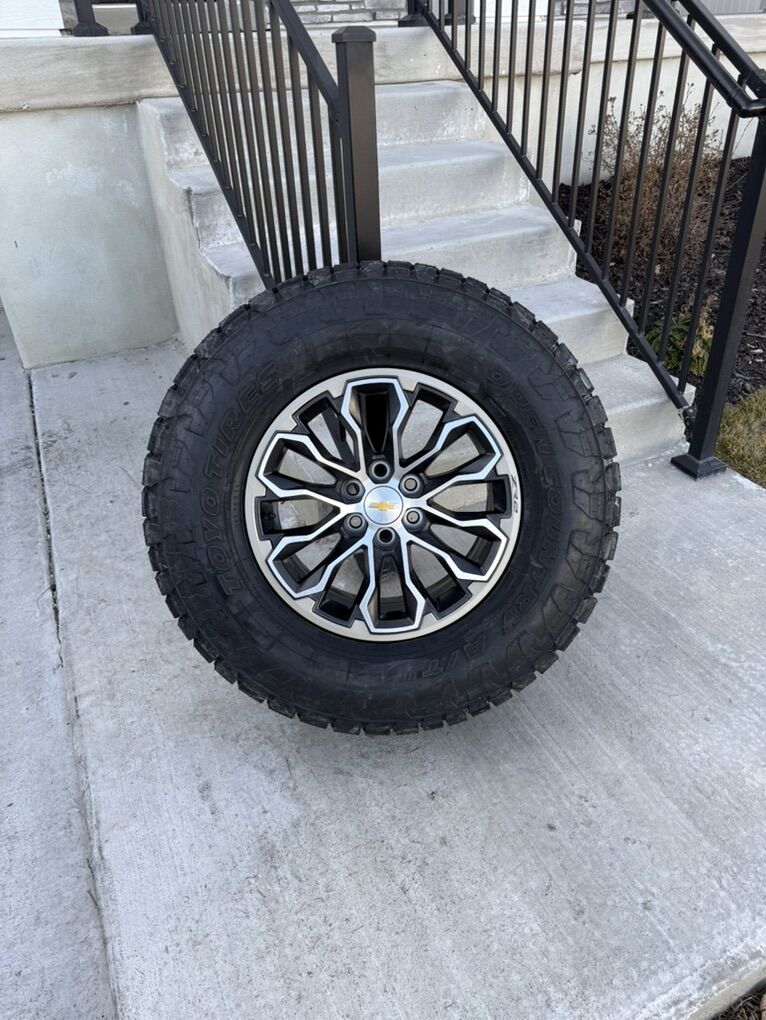 Chevy Colorado ZR2 Rims and Tires 285/70R17 Toyo