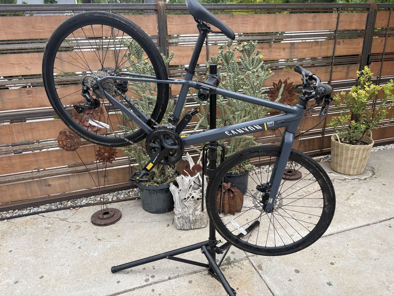Women’s Canyon Roadlite R093 Hybrid Bike - XS Frame Size, Flat Bar, Disc Brakes