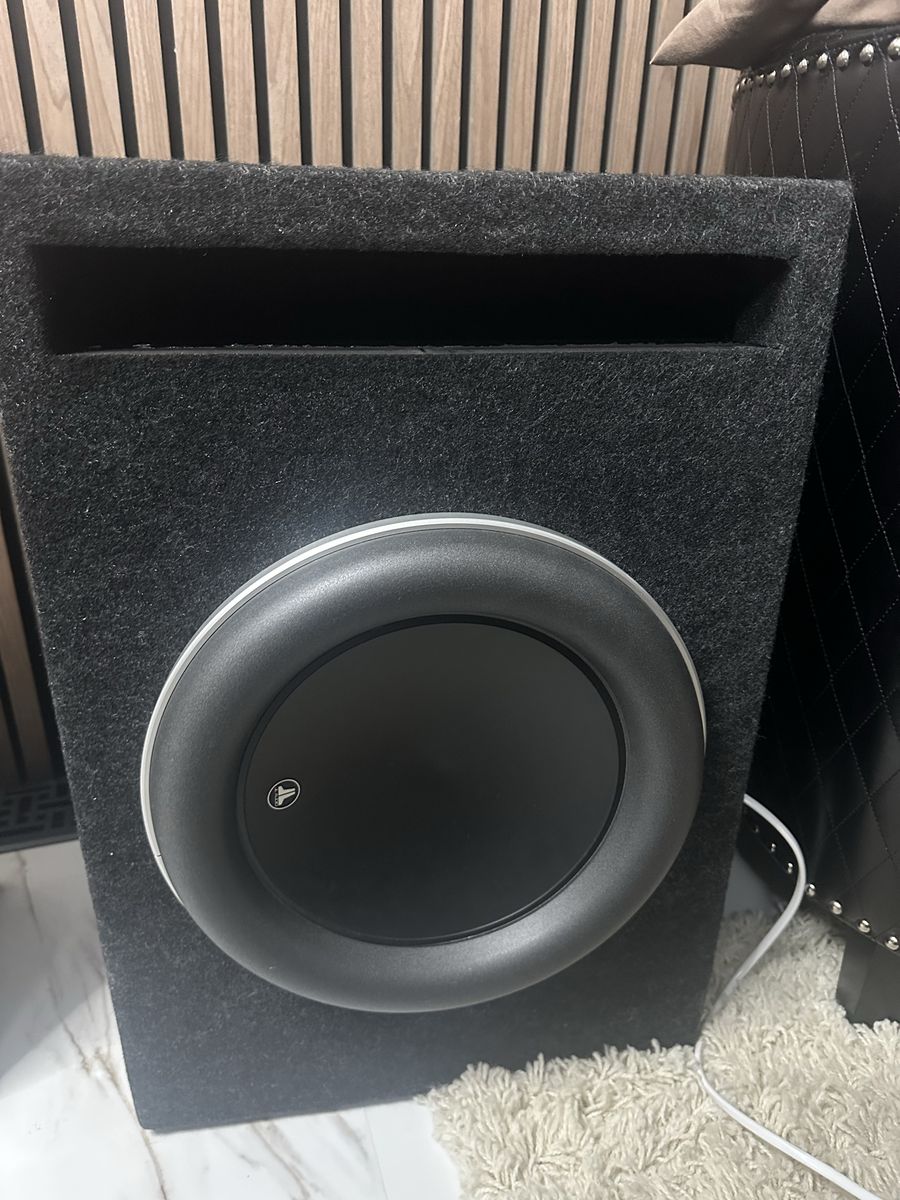 JL Audio 13w7 Car Subwoofer with Ported Enclosure - Excellent Condition