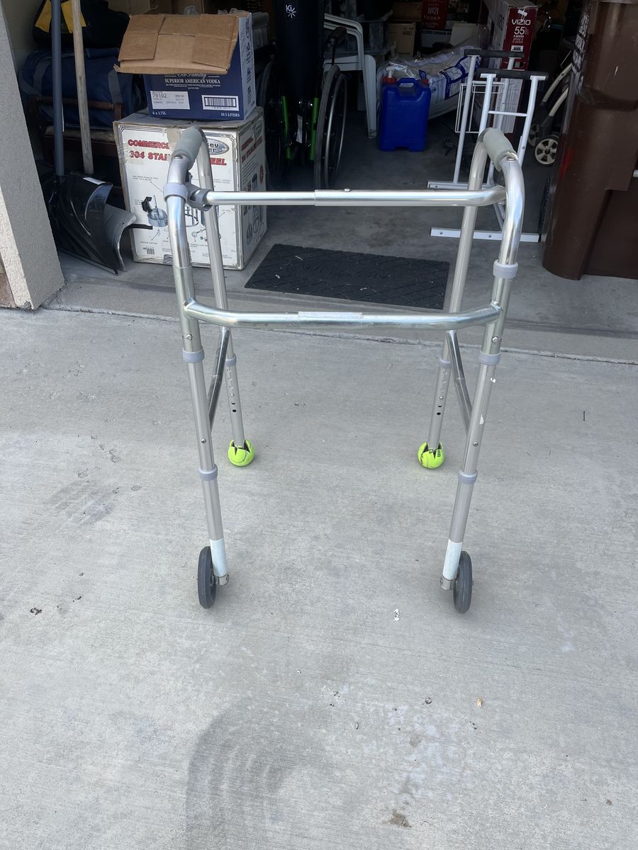 Collapsing walker