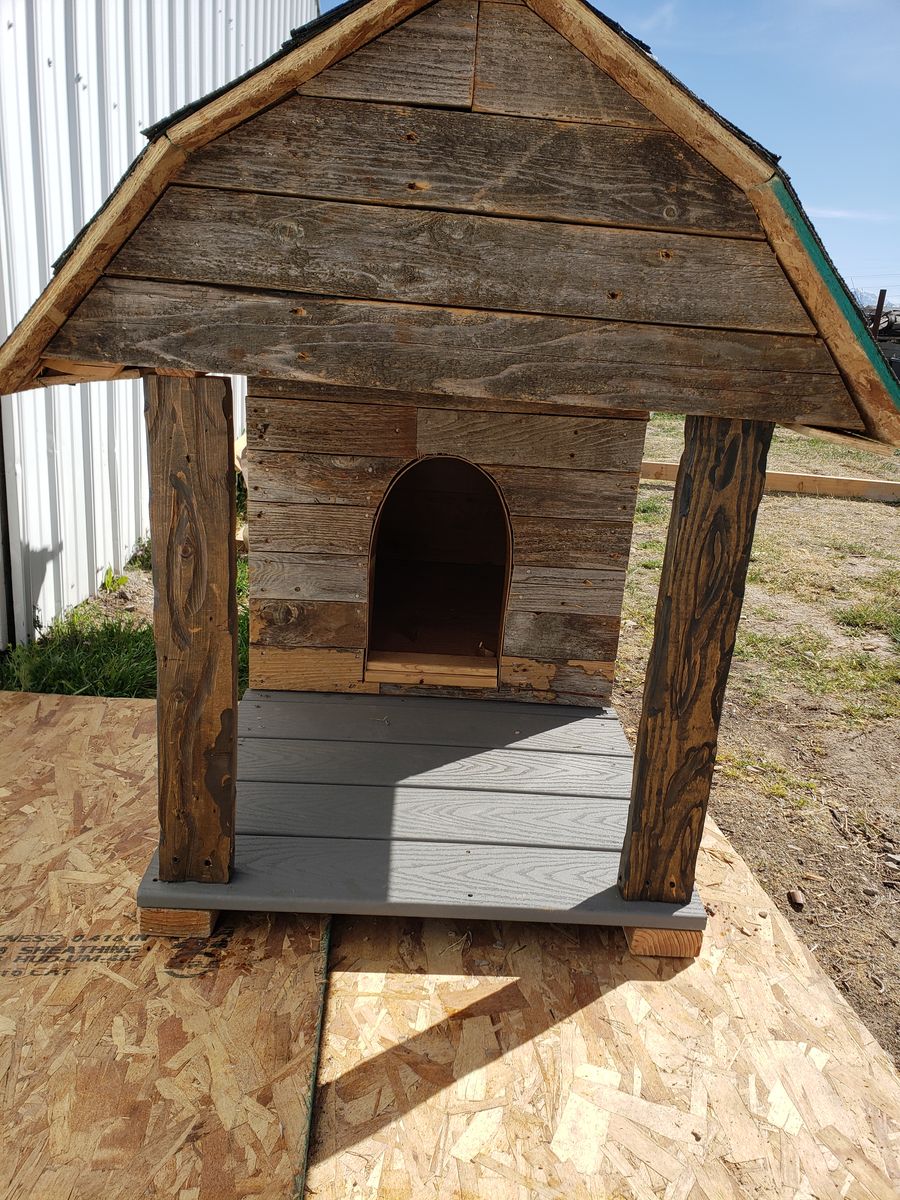 Med to Small Dog House. Barn Style