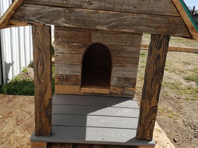 Med to Small Dog House. Barn Style