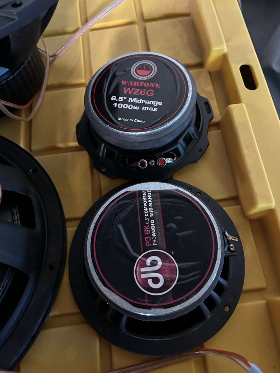 2 Kicker subwoofer 2 speakers