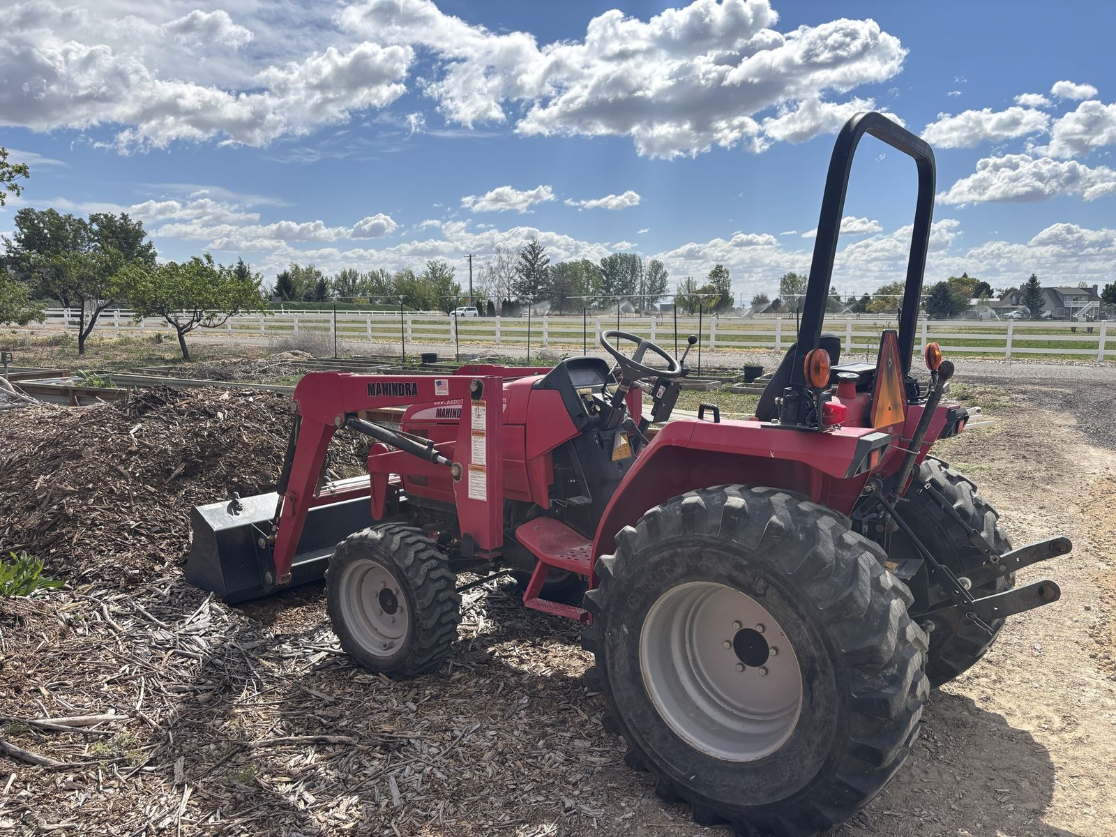 2009 Mahindra 2816 4WD Tractor w/ Front End Loader + Implements