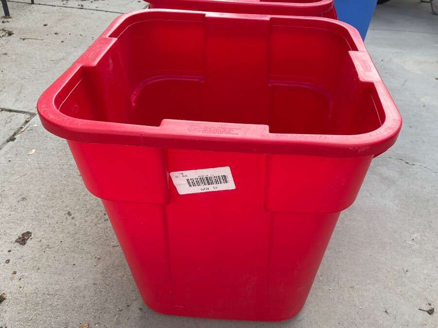 Rubbermaid, Brute 28 gallon Square Tote Bucket with Handles for Toys, Lawn, Anything
