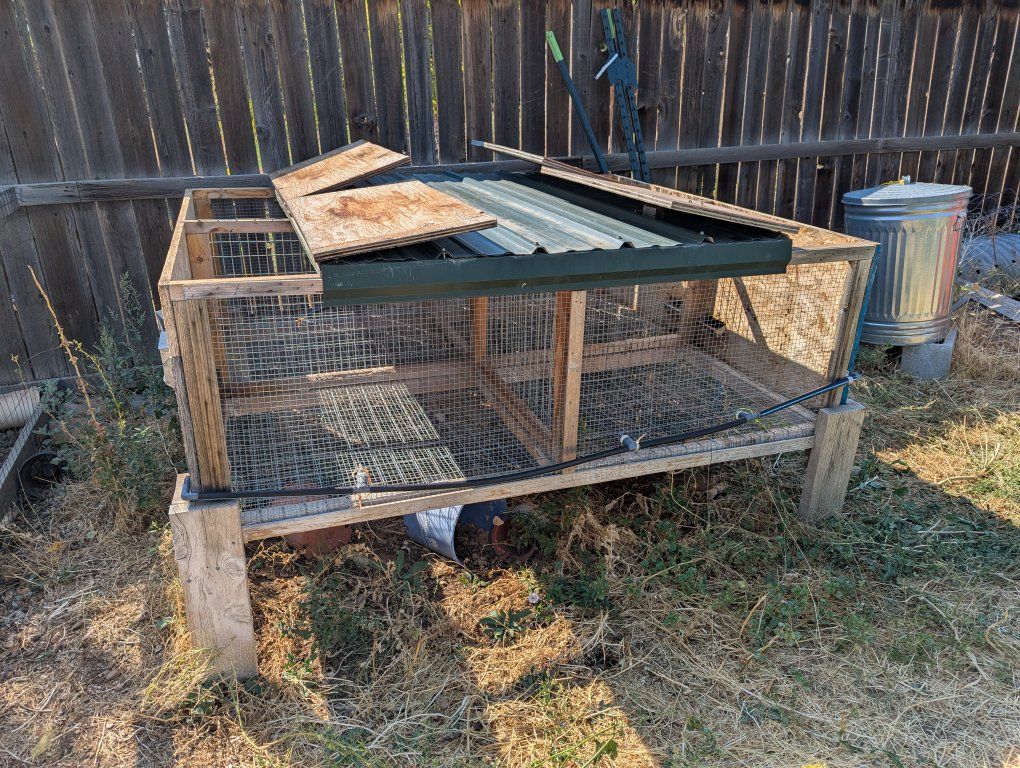 Rabbit Hutches with automatic water