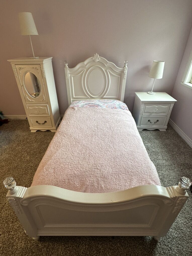 White twin bedroom set with like-new mattress