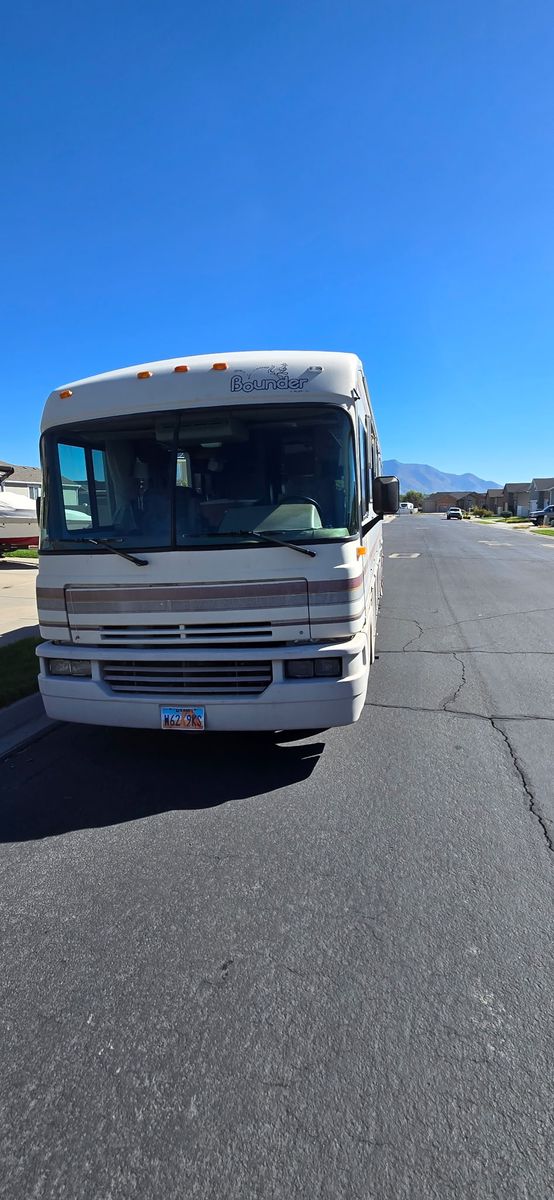1994 Bounder Class A Motorhome - 32ft, 53k Miles, 5000W Generator
