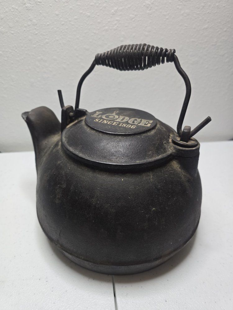 Vintage Lodge Since 1896 Cast Iron Tea Kettle 2.5 Qt Made in USA 2TK2