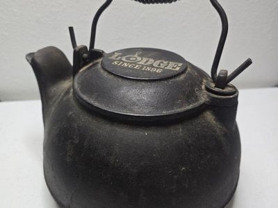 Vintage Lodge Since 1896 Cast Iron Tea Kettle 2.5 Qt Made in USA 2TK2